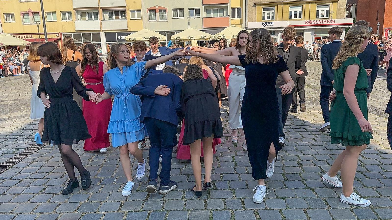 Zdjęcie w galerii na portalu naszraciborz.pl: Ósmoklasiści z Ostroga polonezem żegnali szkołę [FOTO i WIDEO] wiadomości z regionu