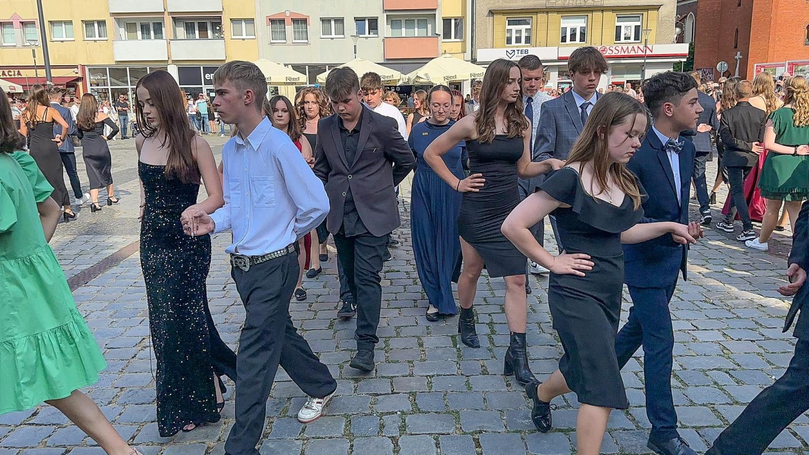 Zdjęcie w galerii na portalu naszraciborz.pl: Ósmoklasiści z Ostroga polonezem żegnali szkołę [FOTO i WIDEO] wiadomości z regionu