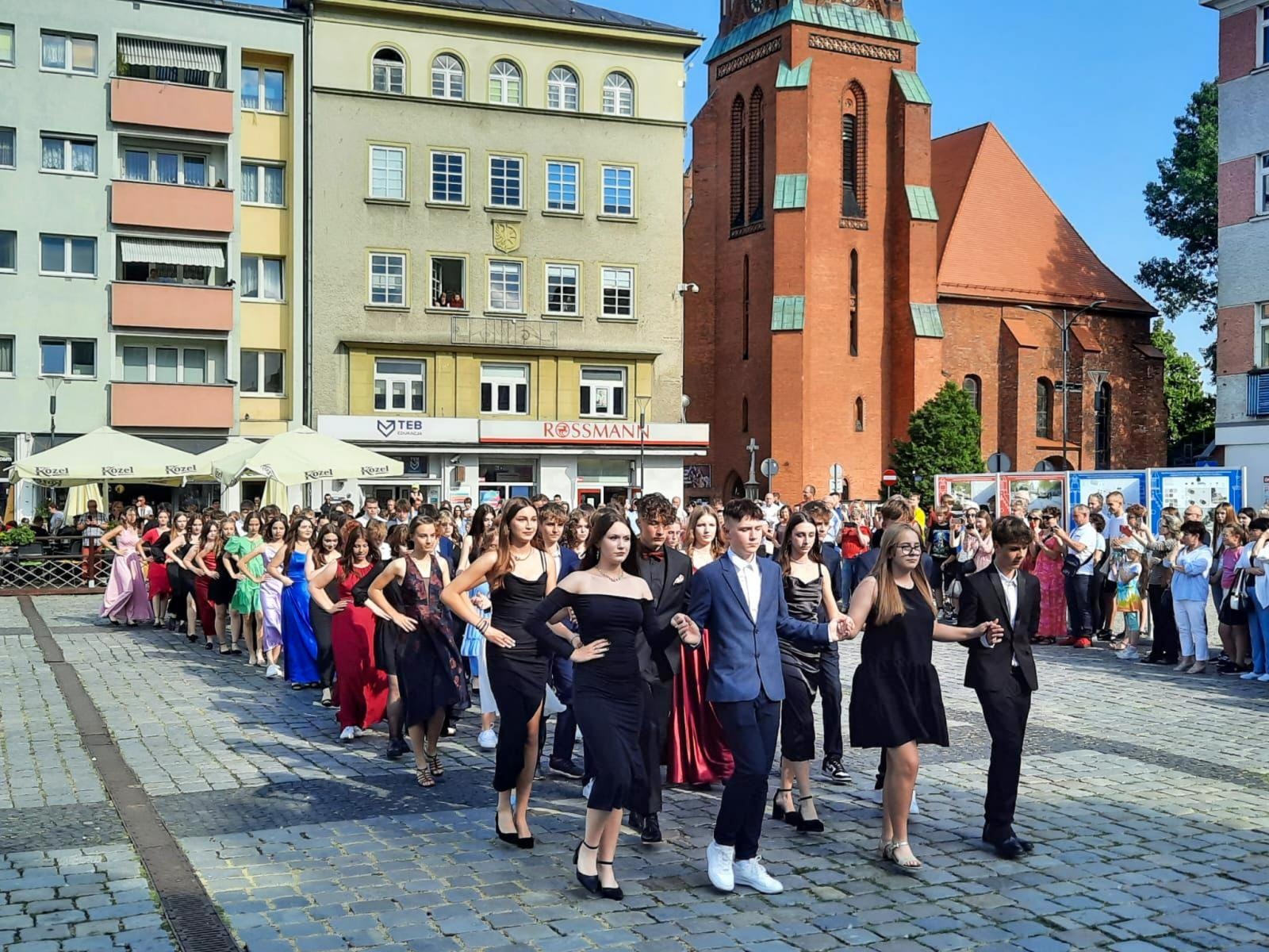 Zdjęcie w galerii na portalu naszraciborz.pl: Ósmoklasiści z Ostroga polonezem żegnali szkołę [FOTO i WIDEO] wiadomości z regionu