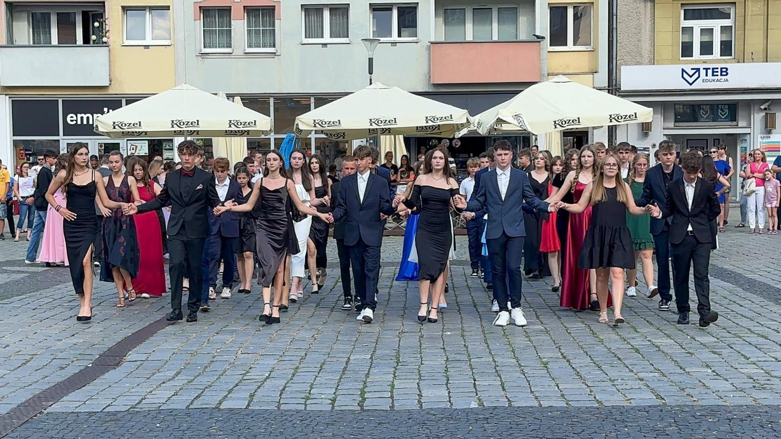 Zdjęcie w galerii na portalu naszraciborz.pl: Ósmoklasiści z Ostroga polonezem żegnali szkołę [FOTO i WIDEO] wiadomości z regionu