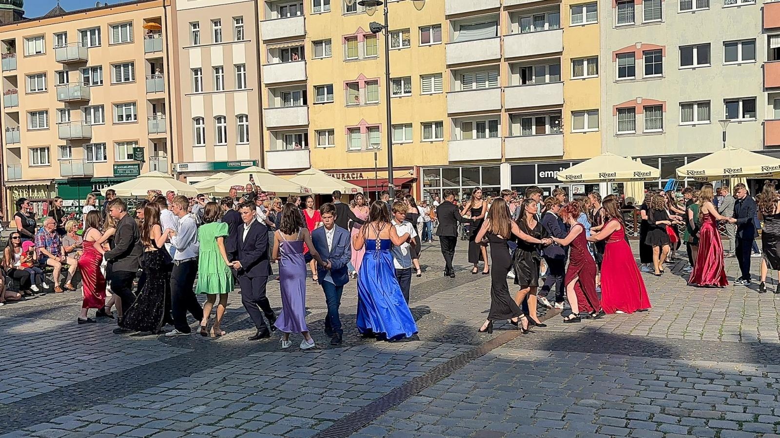 Zdjęcie w galerii na portalu naszraciborz.pl: Ósmoklasiści z Ostroga polonezem żegnali szkołę [FOTO i WIDEO] wiadomości z regionu