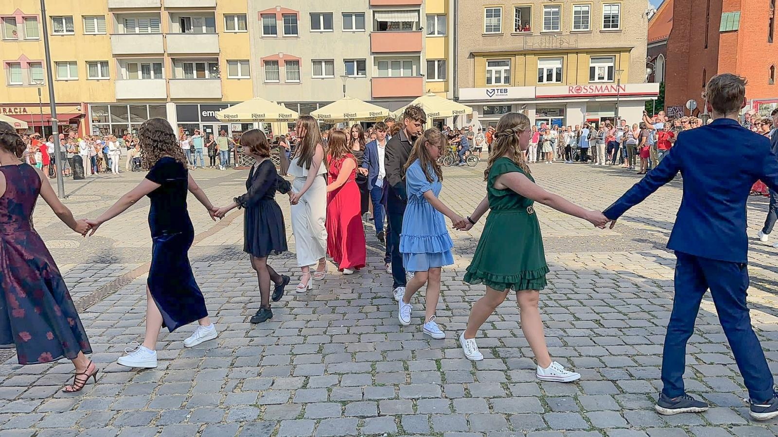 Zdjęcie w galerii na portalu naszraciborz.pl: Ósmoklasiści z Ostroga polonezem żegnali szkołę [FOTO i WIDEO] wiadomości z regionu