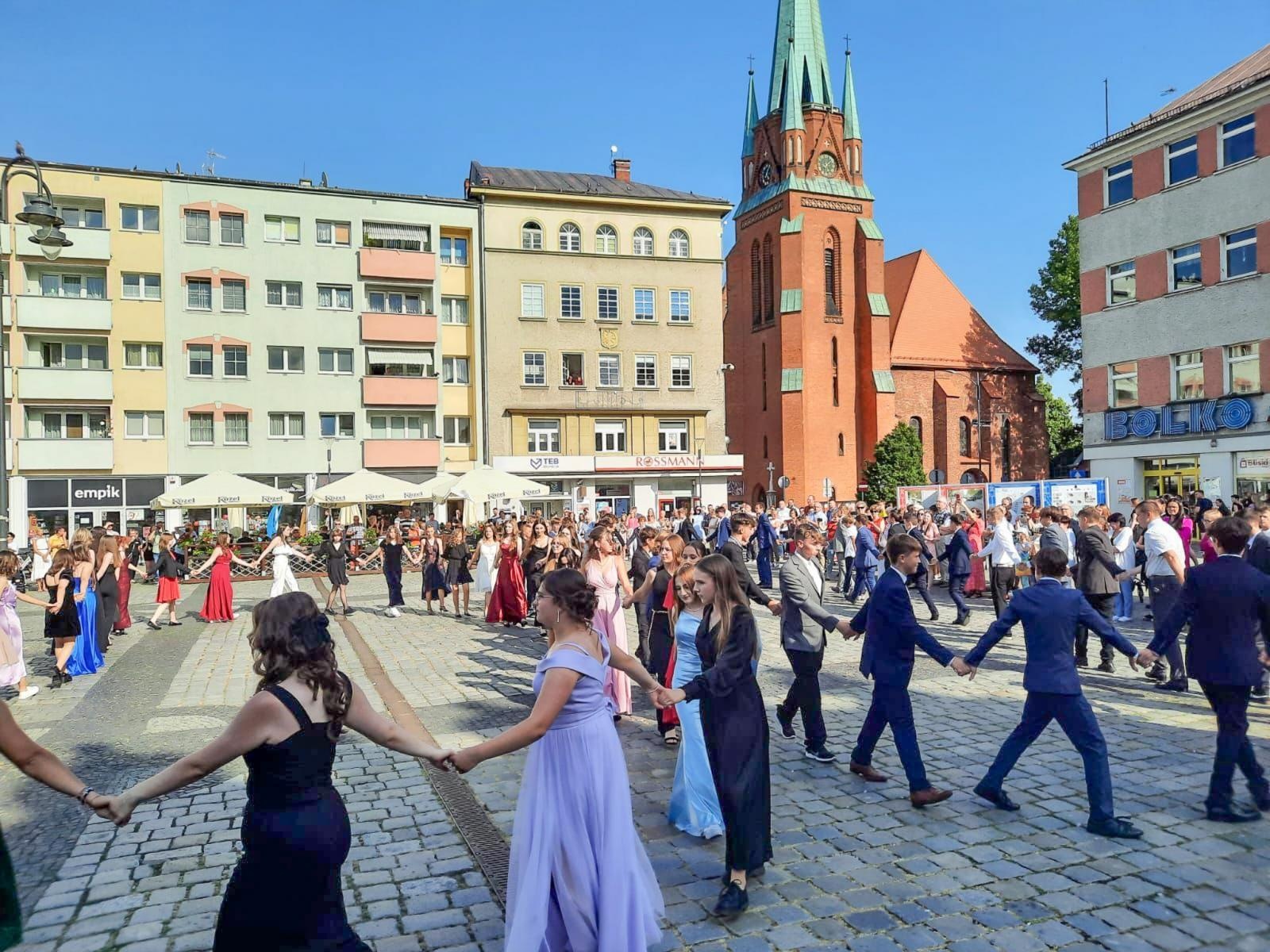 Zdjęcie w galerii na portalu naszraciborz.pl: Ósmoklasiści z Ostroga polonezem żegnali szkołę [FOTO i WIDEO] wiadomości z regionu
