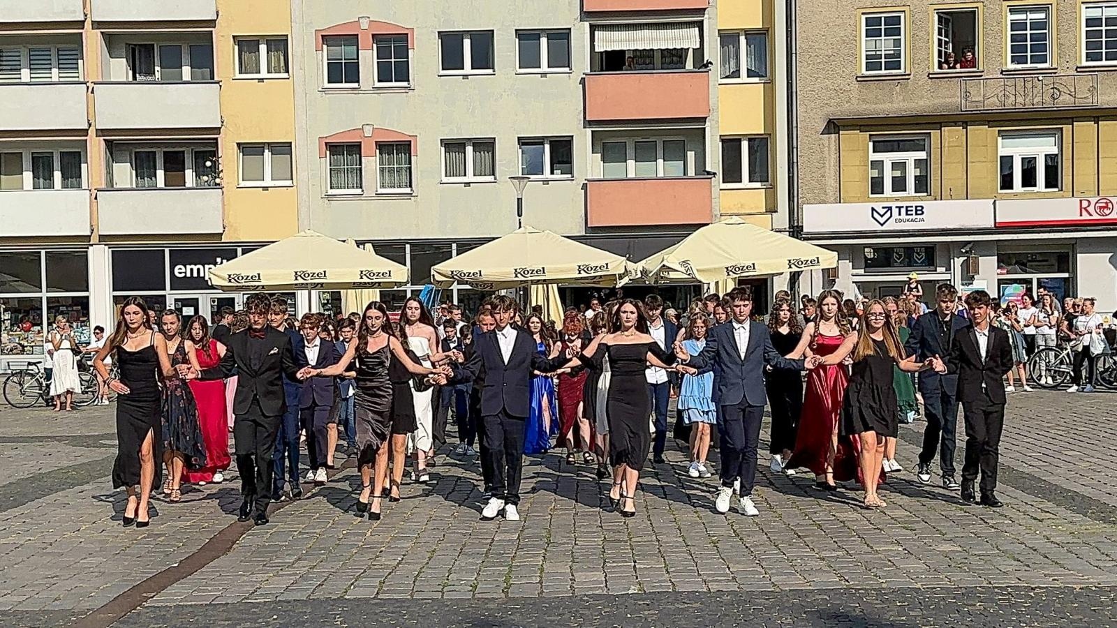 Zdjęcie w galerii na portalu naszraciborz.pl: Ósmoklasiści z Ostroga polonezem żegnali szkołę [FOTO i WIDEO] wiadomości z regionu