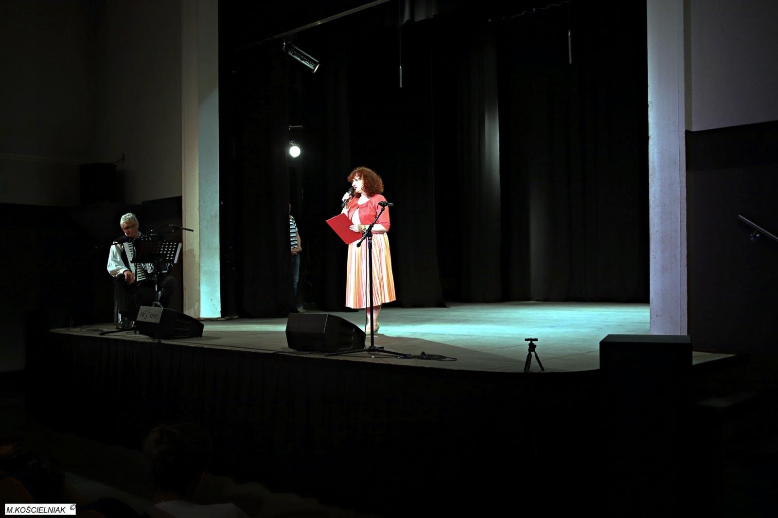 Zdjęcie w galerii na portalu naszraciborz.pl: Strzecha i Jabłonki - folklor na deskach przy Londzina wiadomości z regionu