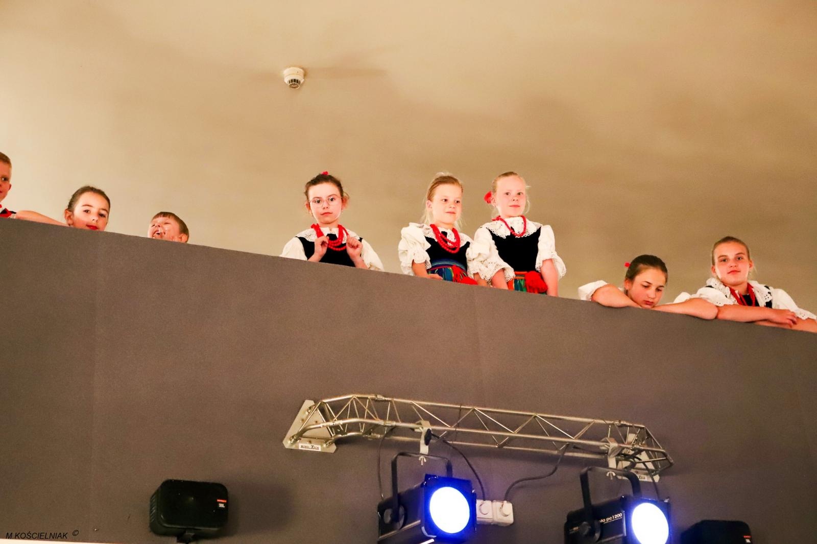 Zdjęcie w galerii na portalu naszraciborz.pl: Strzecha i Jabłonki - folklor na deskach przy Londzina wiadomości z regionu