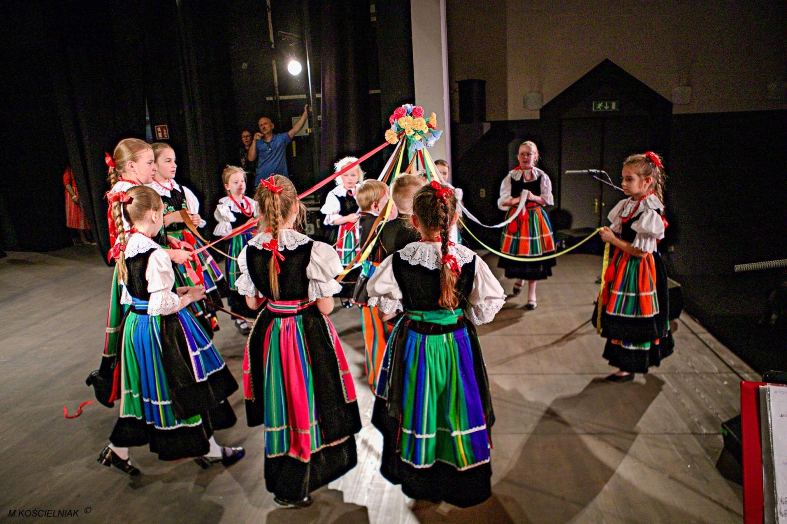 Zdjęcie w galerii na portalu naszraciborz.pl: Strzecha i Jabłonki - folklor na deskach przy Londzina wiadomości z regionu