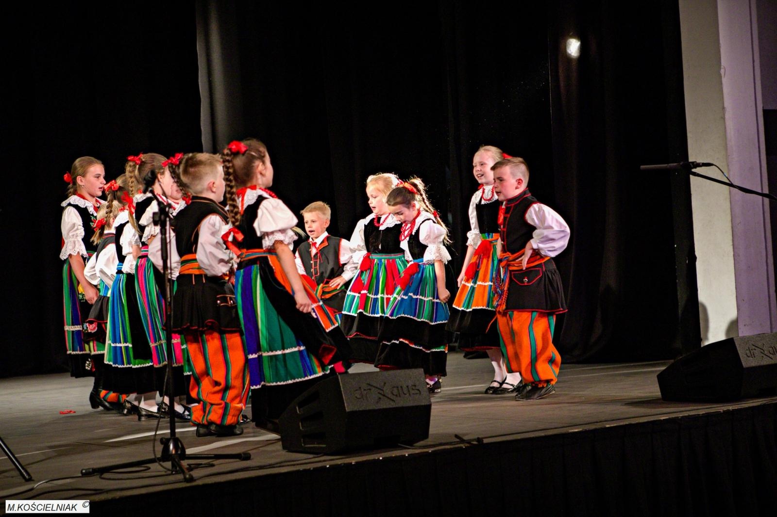 Zdjęcie w galerii na portalu naszraciborz.pl: Strzecha i Jabłonki - folklor na deskach przy Londzina wiadomości z regionu