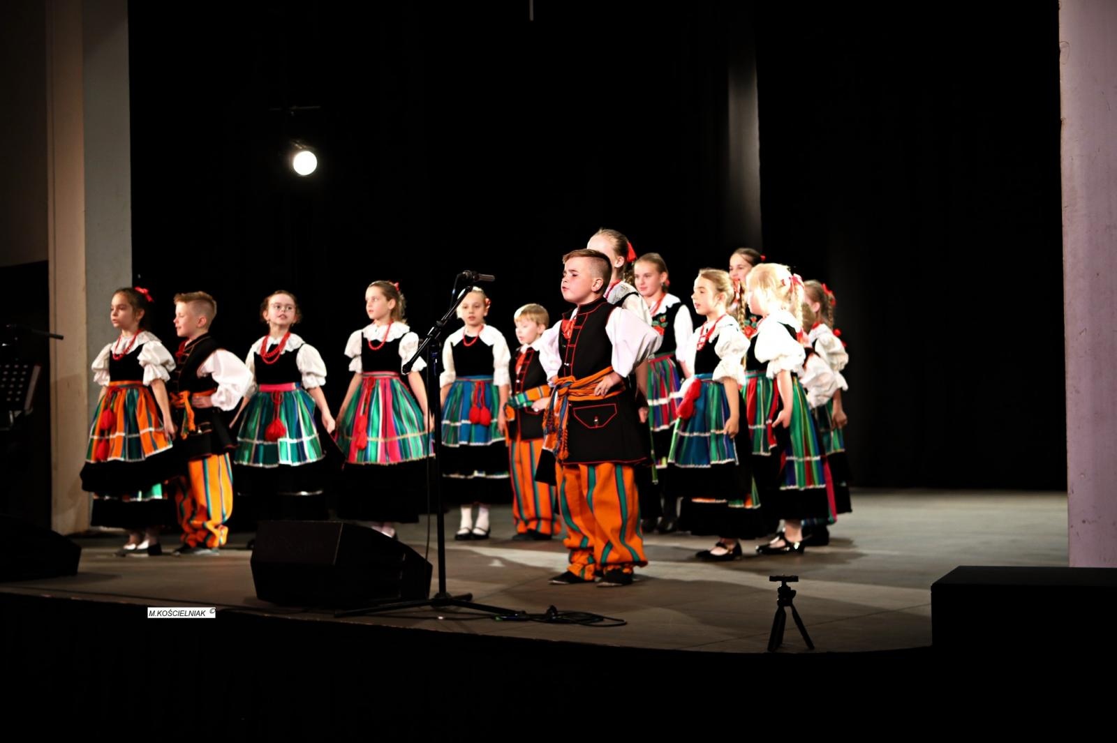 Zdjęcie w galerii na portalu naszraciborz.pl: Strzecha i Jabłonki - folklor na deskach przy Londzina wiadomości z regionu