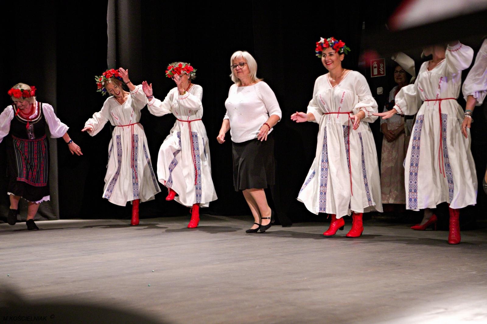 Zdjęcie w galerii na portalu naszraciborz.pl: Strzecha i Jabłonki - folklor na deskach przy Londzina wiadomości z regionu