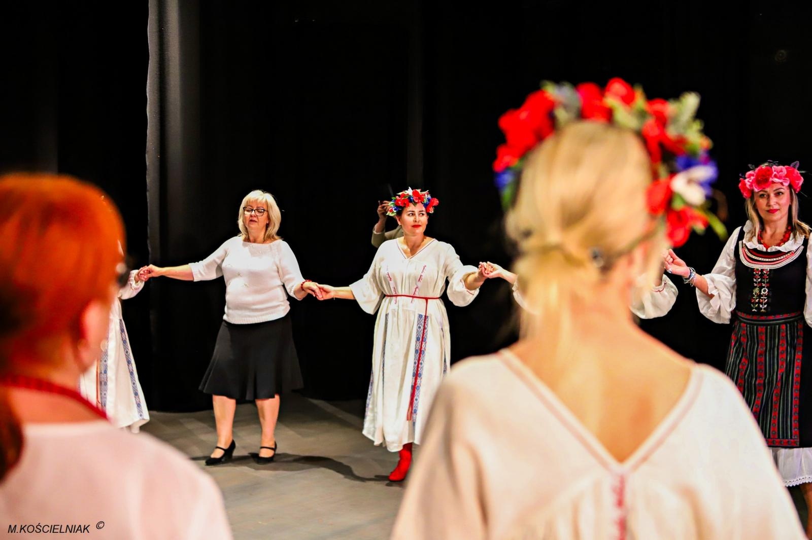 Zdjęcie w galerii na portalu naszraciborz.pl: Strzecha i Jabłonki - folklor na deskach przy Londzina wiadomości z regionu