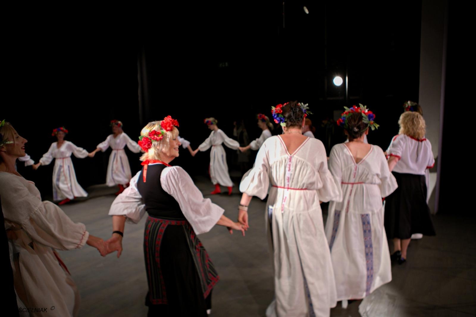 Zdjęcie w galerii na portalu naszraciborz.pl: Strzecha i Jabłonki - folklor na deskach przy Londzina wiadomości z regionu