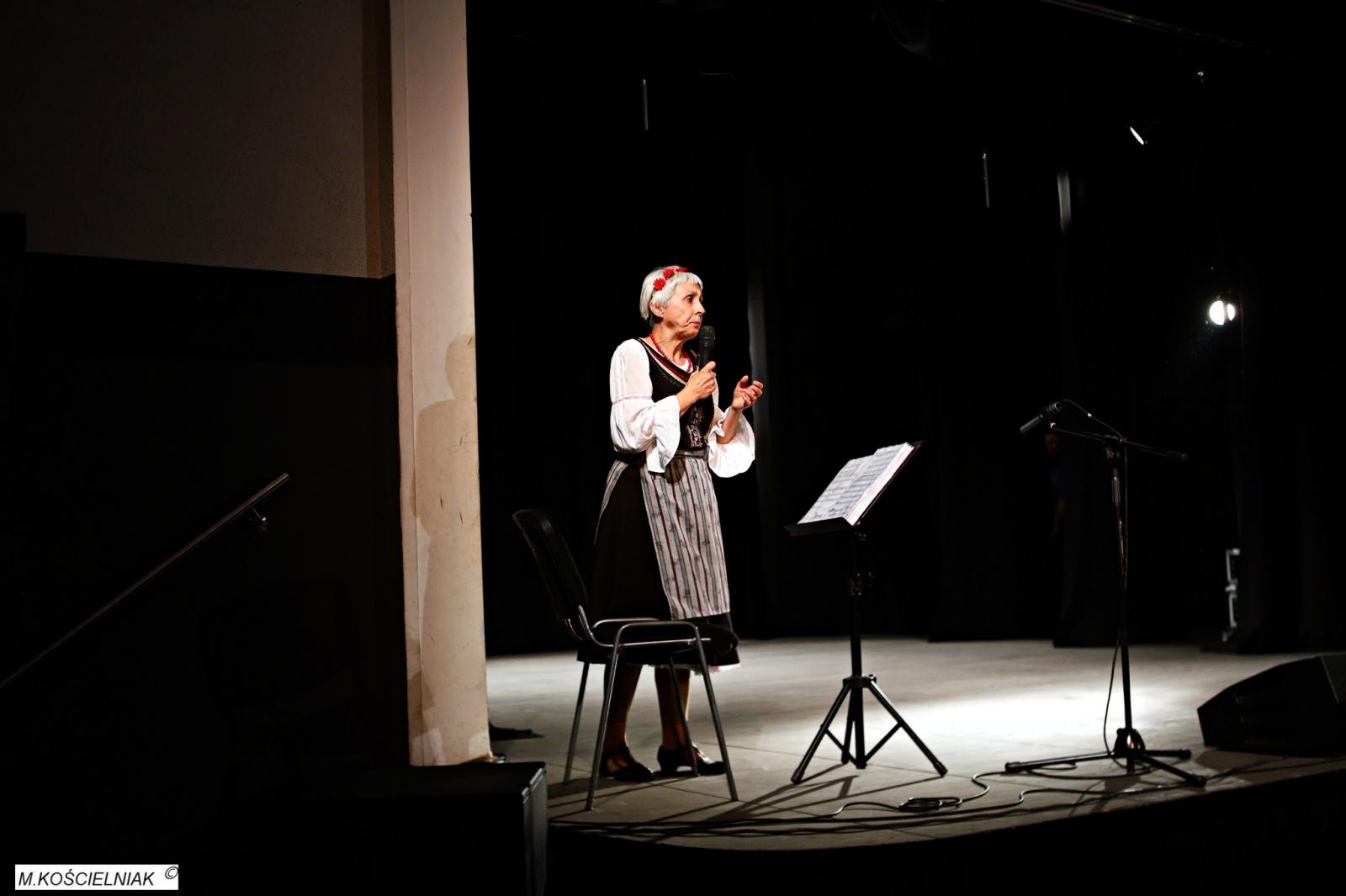 Zdjęcie w galerii na portalu naszraciborz.pl: Strzecha i Jabłonki - folklor na deskach przy Londzina wiadomości z regionu