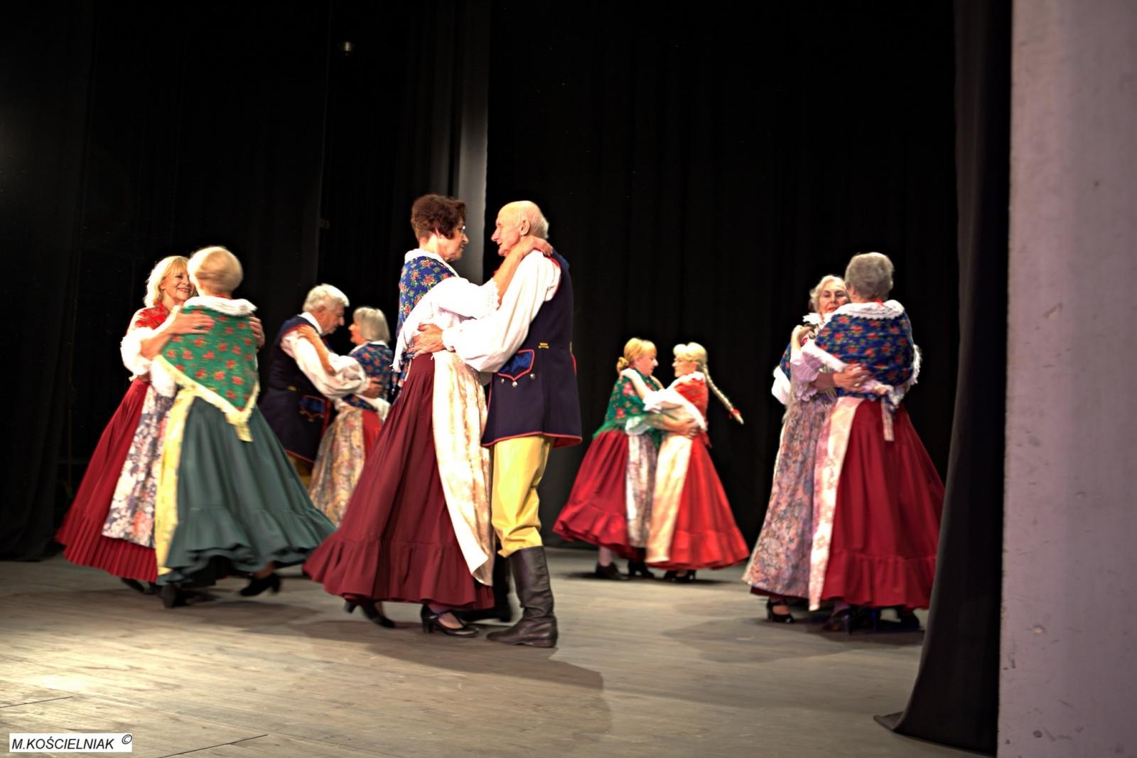 Zdjęcie w galerii na portalu naszraciborz.pl: Strzecha i Jabłonki - folklor na deskach przy Londzina wiadomości z regionu