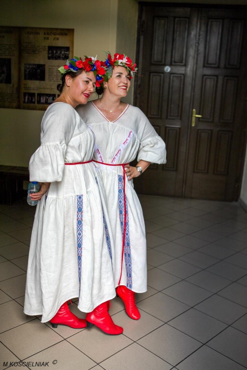 Zdjęcie w galerii na portalu naszraciborz.pl: Strzecha i Jabłonki - folklor na deskach przy Londzina wiadomości z regionu