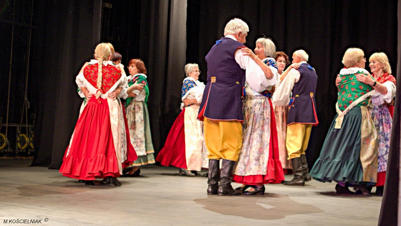 Zdjęcie w galerii na portalu naszraciborz.pl: Strzecha i Jabłonki - folklor na deskach przy Londzina wiadomości z regionu