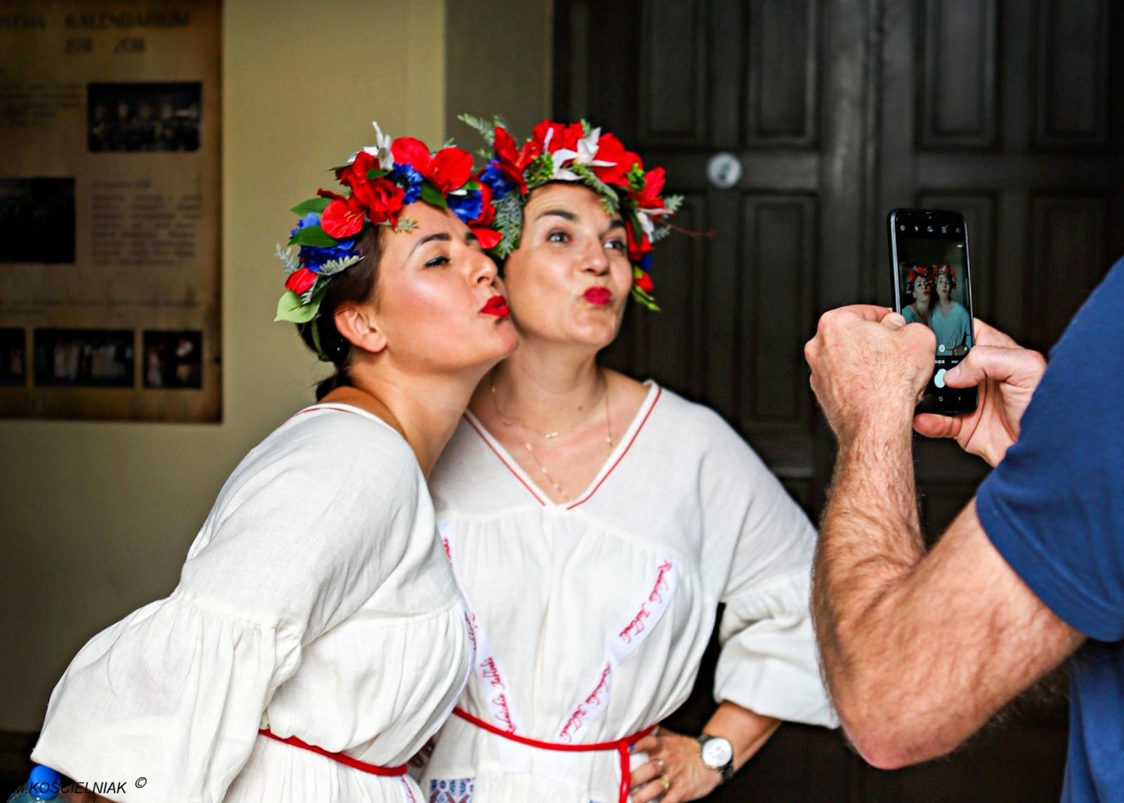 Zdjęcie w galerii na portalu naszraciborz.pl: Strzecha i Jabłonki - folklor na deskach przy Londzina wiadomości z regionu