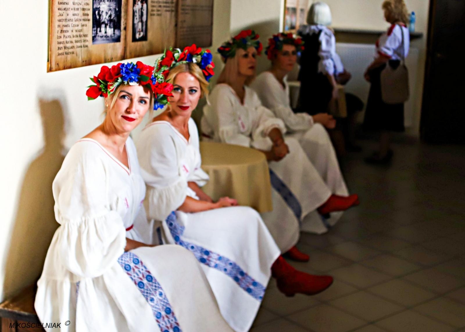 Zdjęcie w galerii na portalu naszraciborz.pl: Strzecha i Jabłonki - folklor na deskach przy Londzina wiadomości z regionu