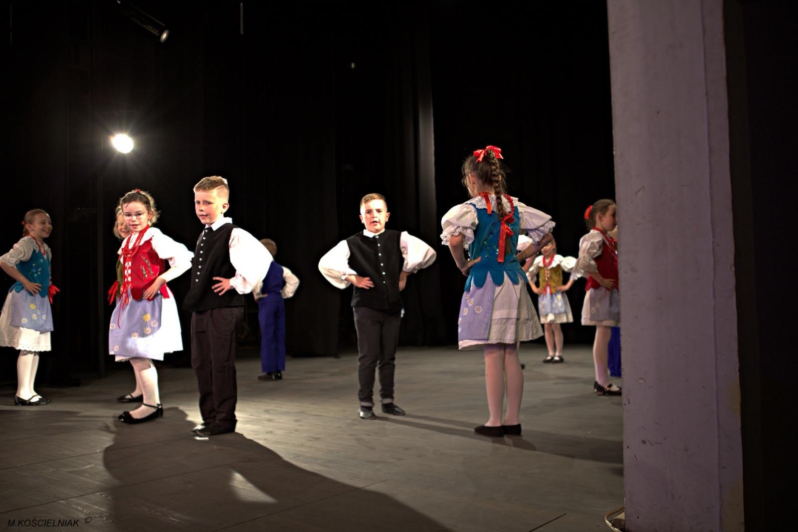 Zdjęcie w galerii na portalu naszraciborz.pl: Strzecha i Jabłonki - folklor na deskach przy Londzina wiadomości z regionu