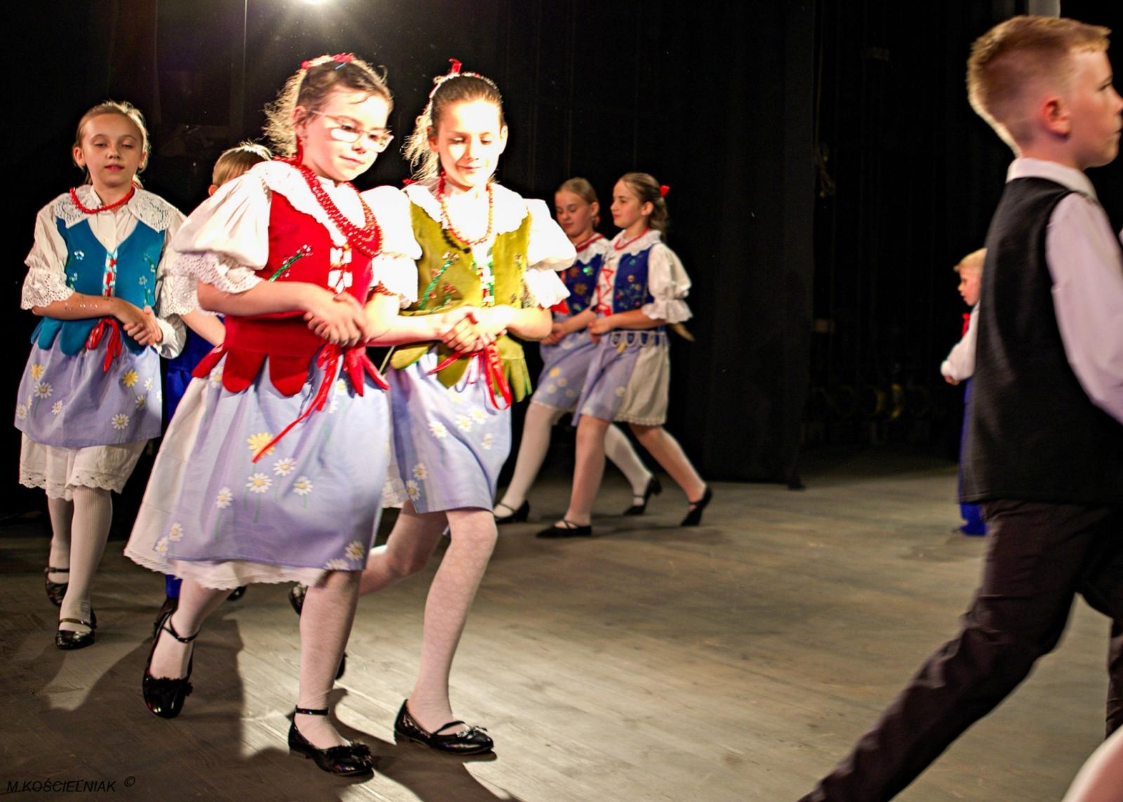 Zdjęcie w galerii na portalu naszraciborz.pl: Strzecha i Jabłonki - folklor na deskach przy Londzina wiadomości z regionu