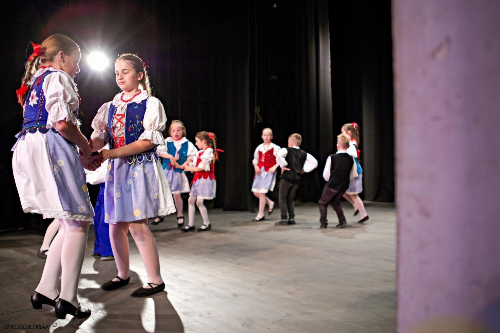 Zdjęcie w galerii na portalu naszraciborz.pl: Strzecha i Jabłonki - folklor na deskach przy Londzina wiadomości z regionu