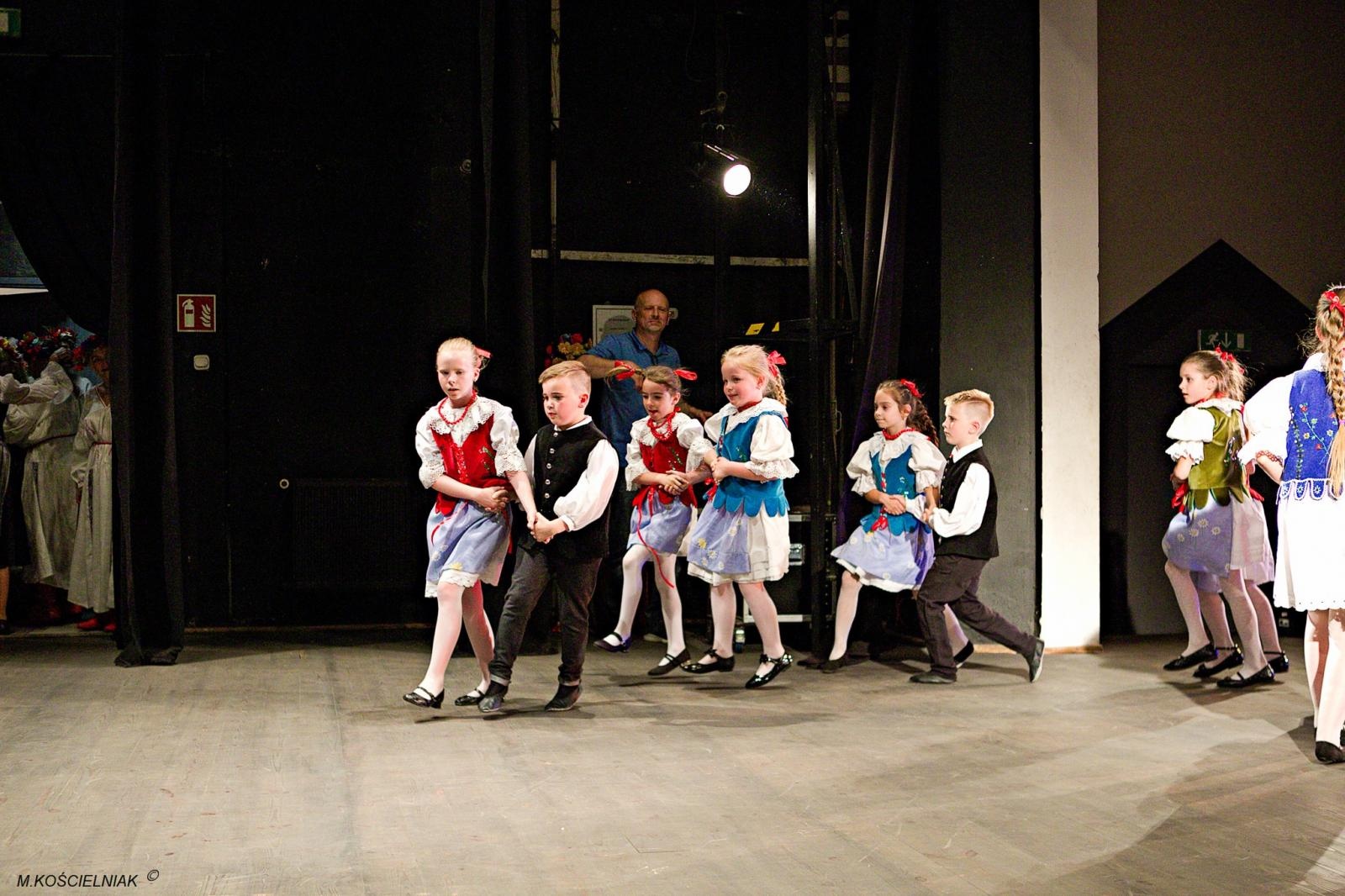 Zdjęcie w galerii na portalu naszraciborz.pl: Strzecha i Jabłonki - folklor na deskach przy Londzina wiadomości z regionu