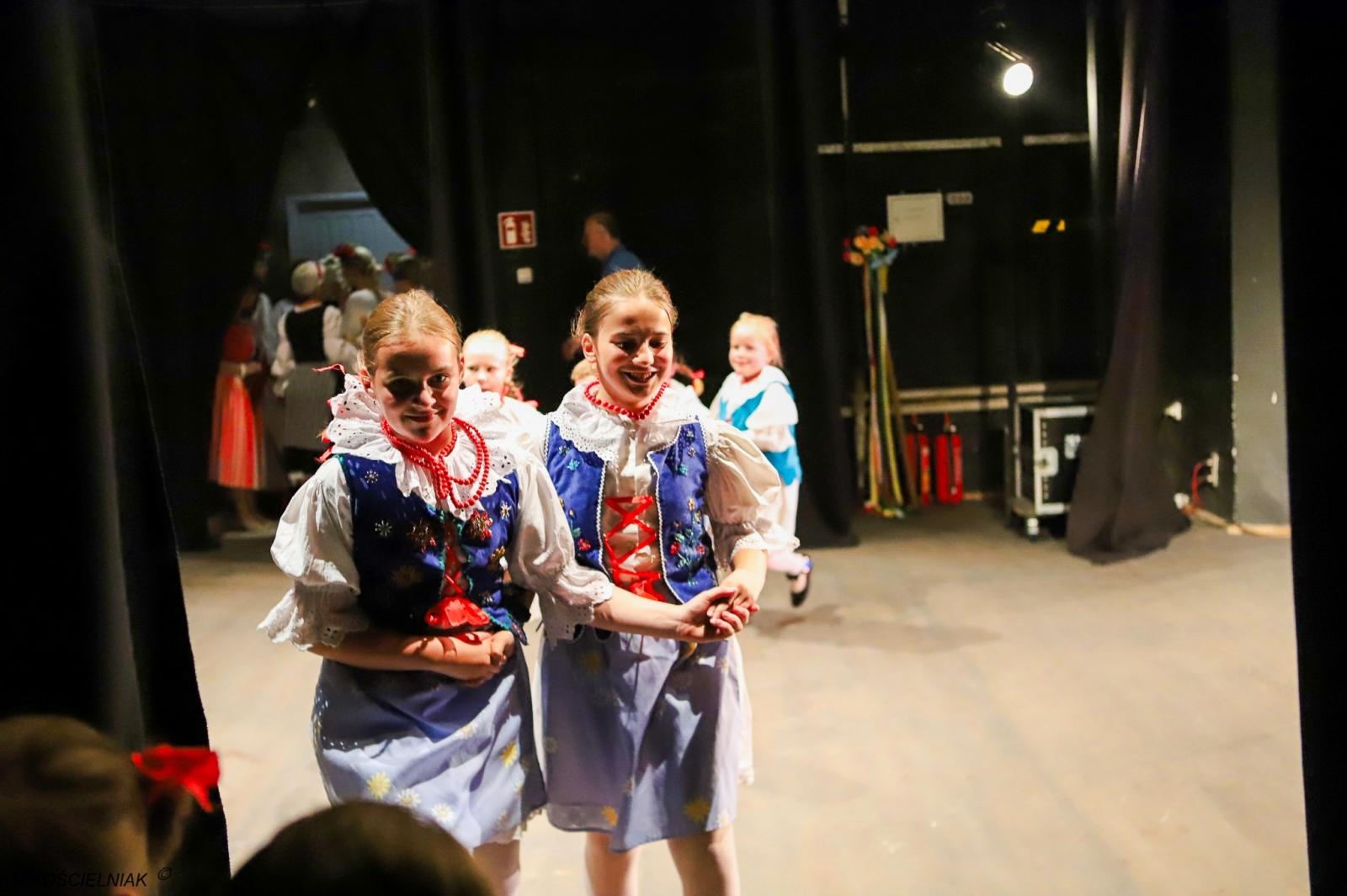 Zdjęcie w galerii na portalu naszraciborz.pl: Strzecha i Jabłonki - folklor na deskach przy Londzina wiadomości z regionu