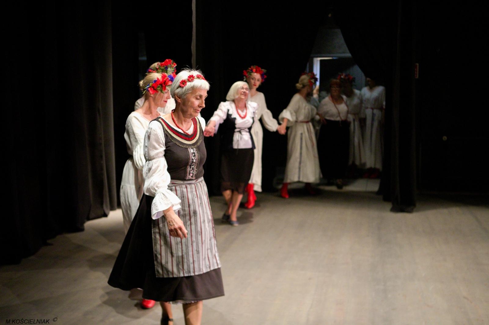 Zdjęcie w galerii na portalu naszraciborz.pl: Strzecha i Jabłonki - folklor na deskach przy Londzina wiadomości z regionu