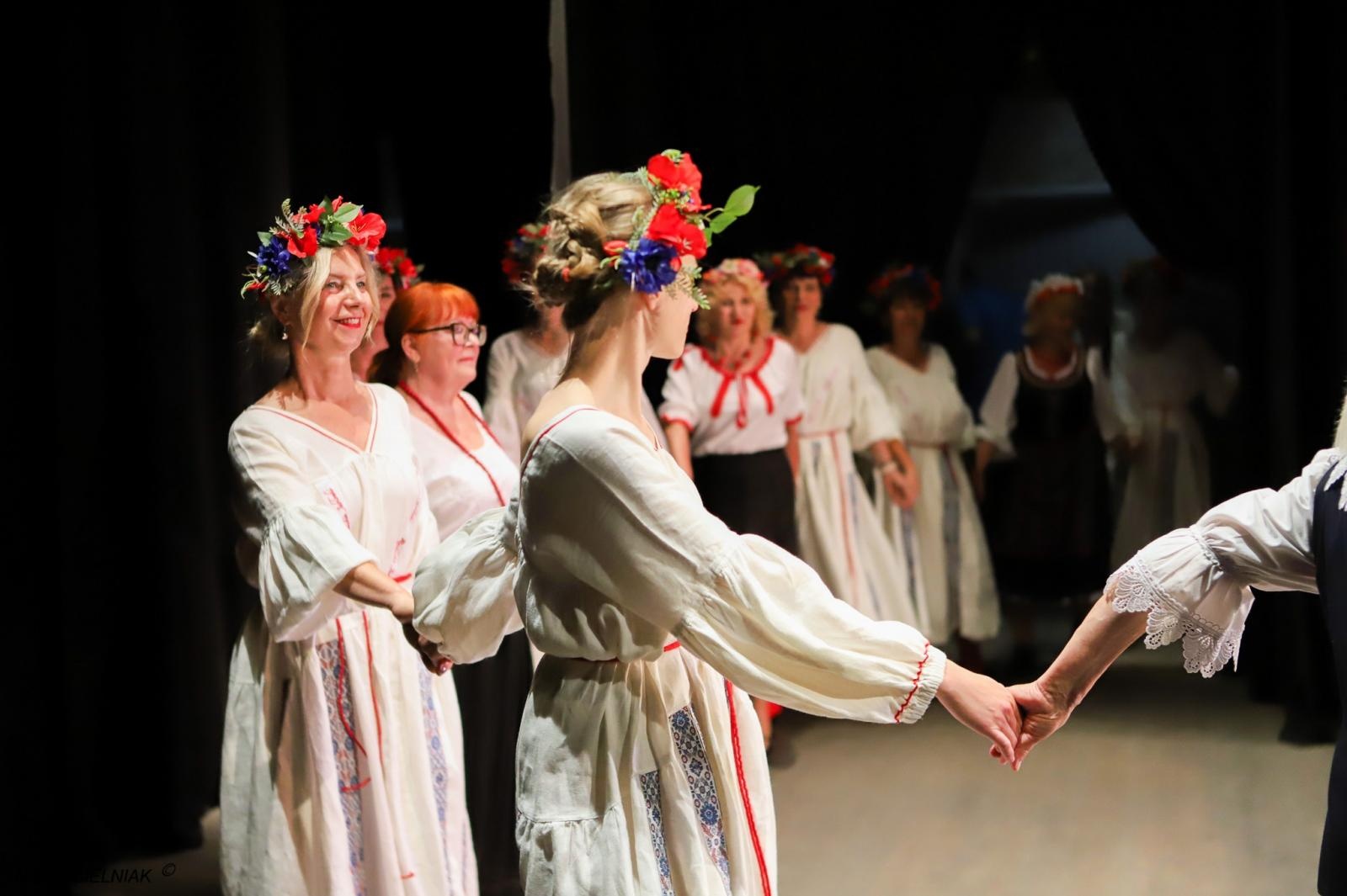 Zdjęcie w galerii na portalu naszraciborz.pl: Strzecha i Jabłonki - folklor na deskach przy Londzina wiadomości z regionu