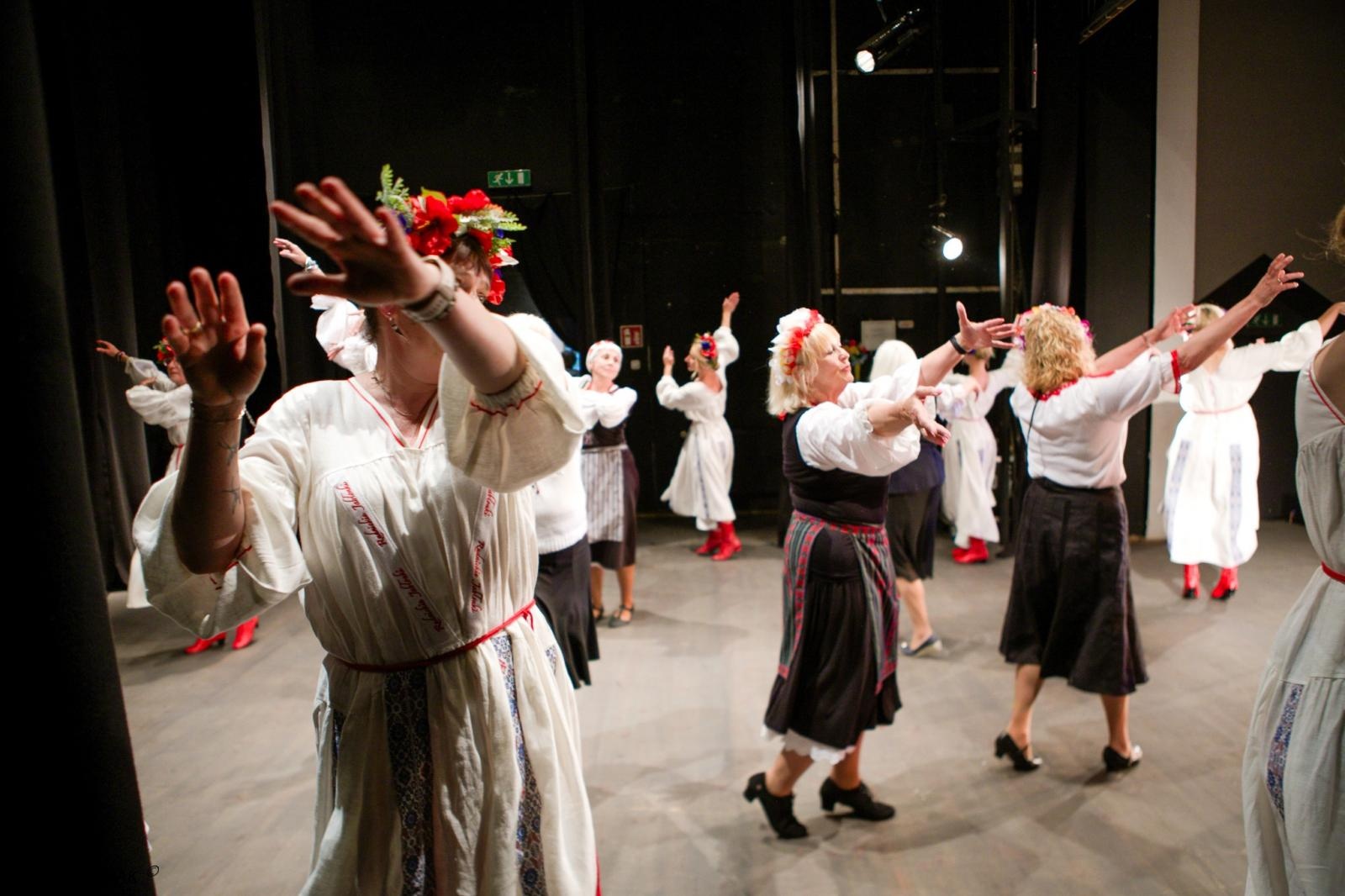 Zdjęcie w galerii na portalu naszraciborz.pl: Strzecha i Jabłonki - folklor na deskach przy Londzina wiadomości z regionu