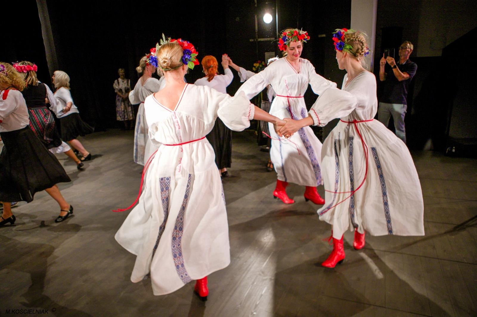 Zdjęcie w galerii na portalu naszraciborz.pl: Strzecha i Jabłonki - folklor na deskach przy Londzina wiadomości z regionu