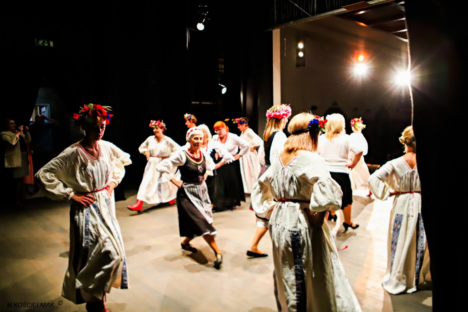 Zdjęcie w galerii na portalu naszraciborz.pl: Strzecha i Jabłonki - folklor na deskach przy Londzina wiadomości z regionu