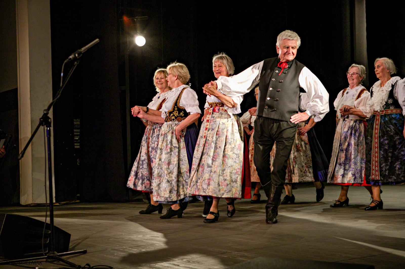 Zdjęcie w galerii na portalu naszraciborz.pl: Strzecha i Jabłonki - folklor na deskach przy Londzina wiadomości z regionu