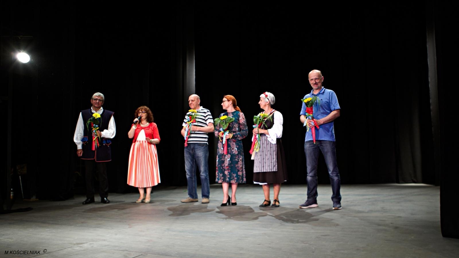 Zdjęcie w galerii na portalu naszraciborz.pl: Strzecha i Jabłonki - folklor na deskach przy Londzina wiadomości z regionu