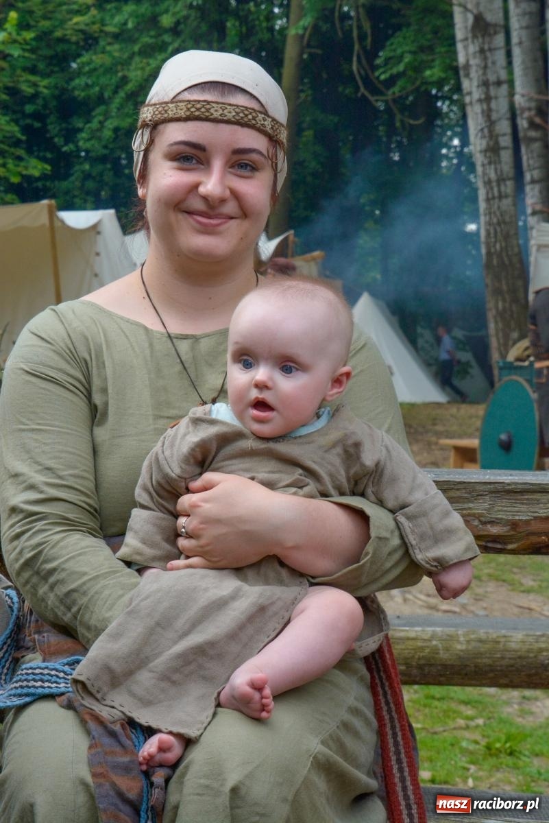 Zdjęcie w galerii na portalu naszraciborz.pl: Manewry średniowiecznych wojów w lesie Obora [FOTO i WIDEO] wiadomości z regionu