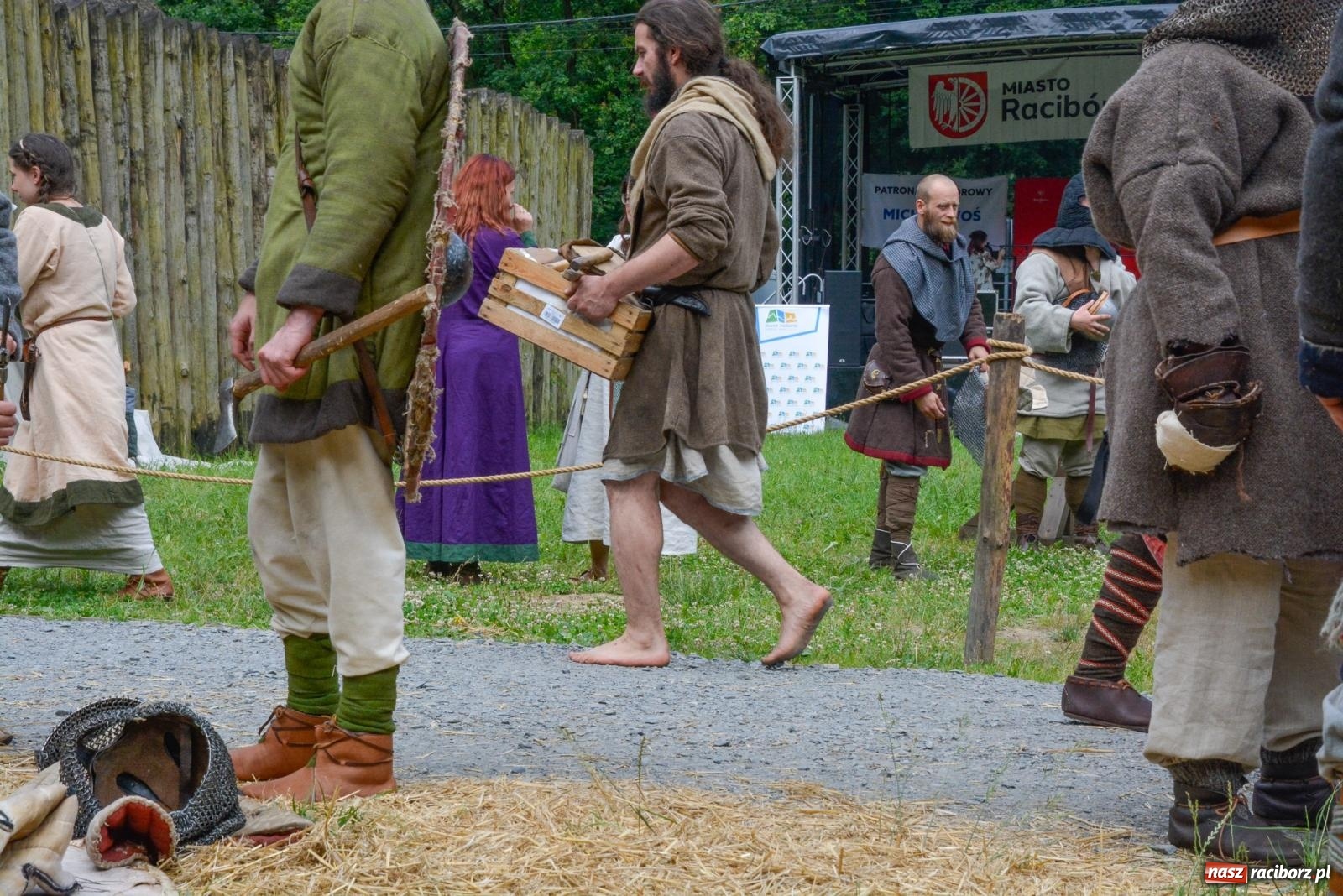 Zdjęcie w galerii na portalu naszraciborz.pl: Manewry średniowiecznych wojów w lesie Obora [FOTO i WIDEO] wiadomości z regionu