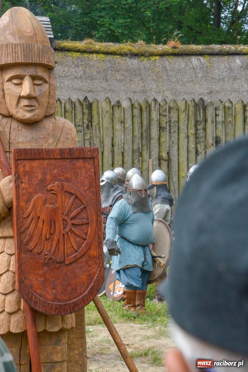 Zdjęcie w galerii na portalu naszraciborz.pl: Manewry średniowiecznych wojów w lesie Obora [FOTO i WIDEO] wiadomości z regionu