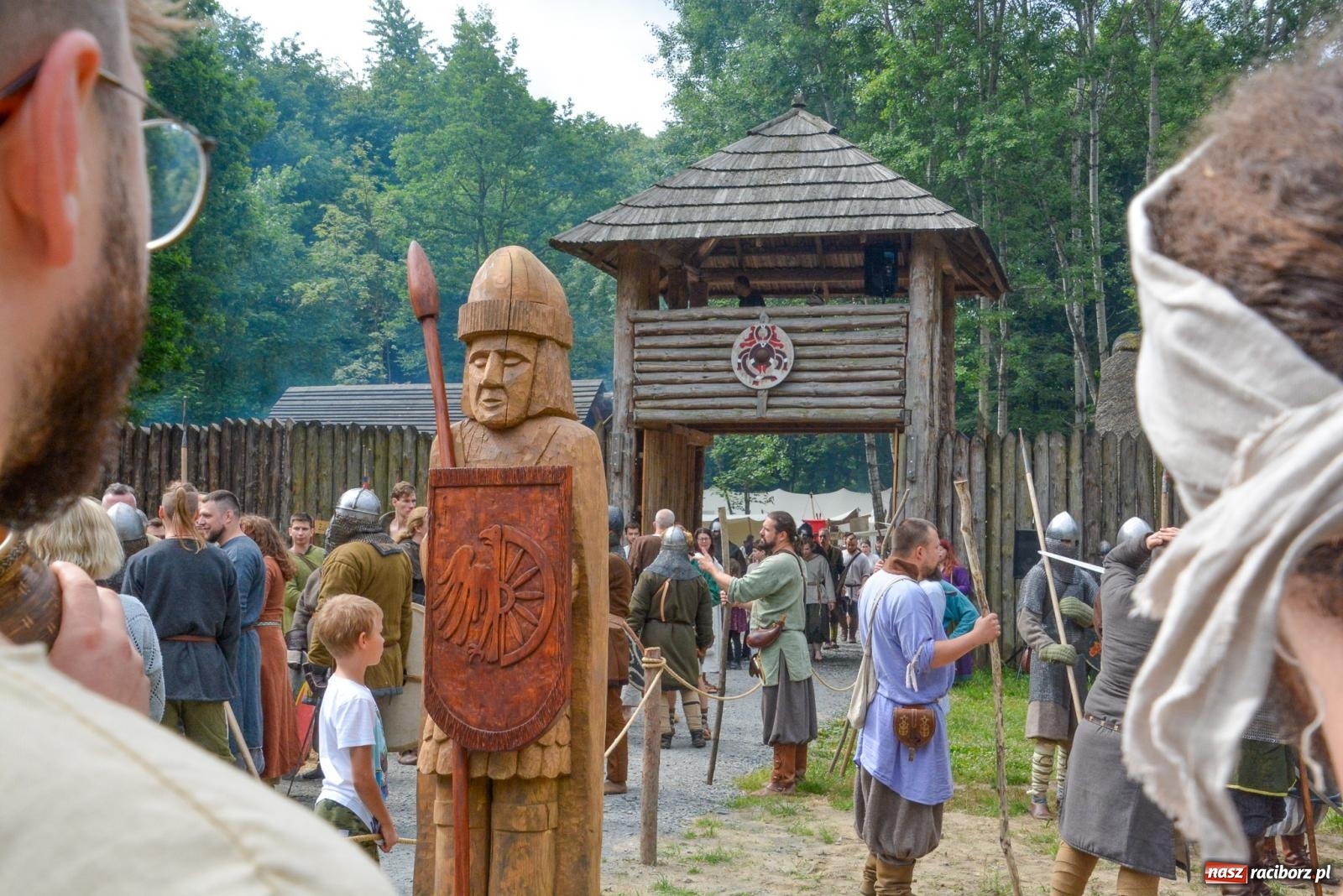 Zdjęcie w galerii na portalu naszraciborz.pl: Manewry średniowiecznych wojów w lesie Obora [FOTO i WIDEO] wiadomości z regionu
