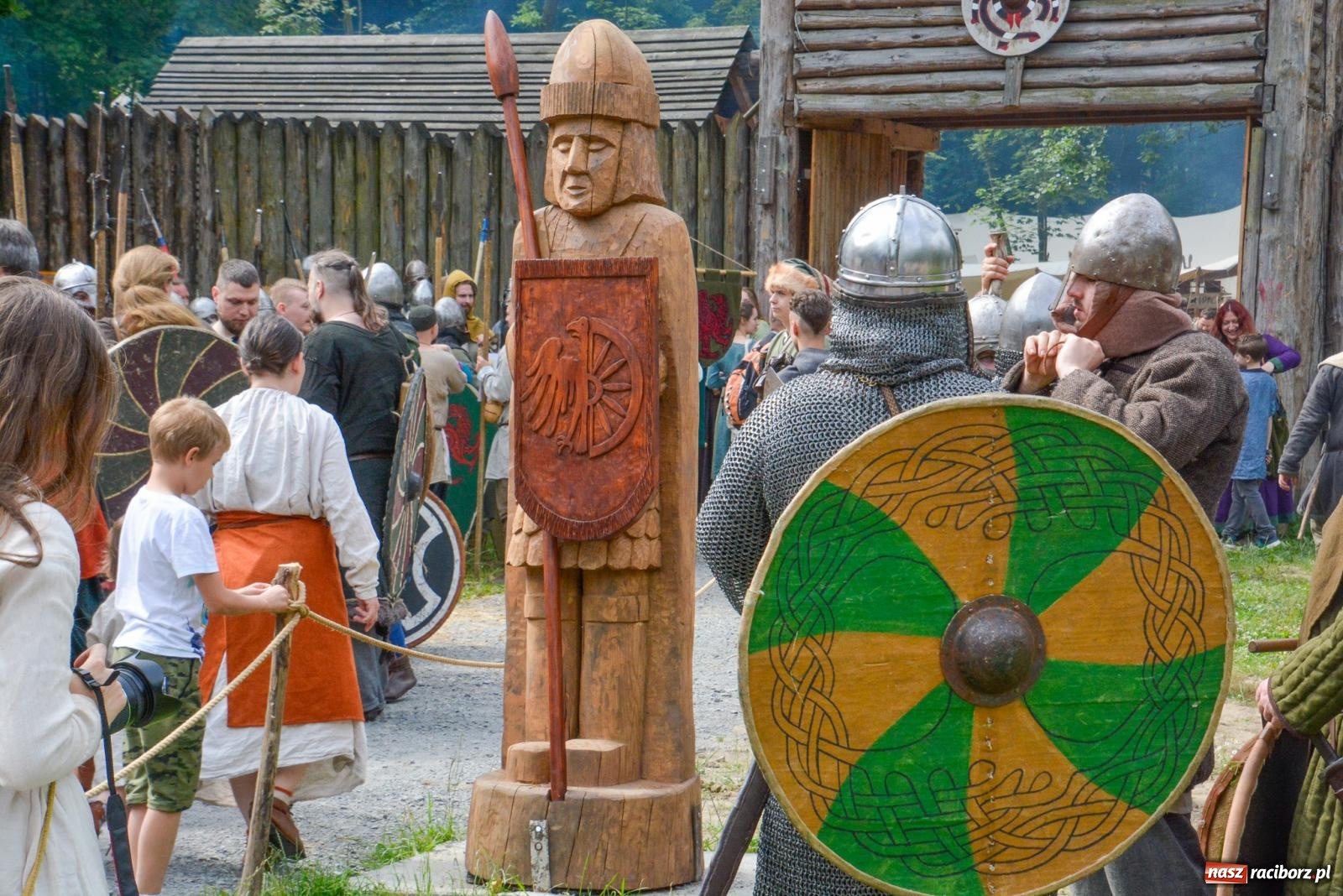 Zdjęcie w galerii na portalu naszraciborz.pl: Manewry średniowiecznych wojów w lesie Obora [FOTO i WIDEO] wiadomości z regionu