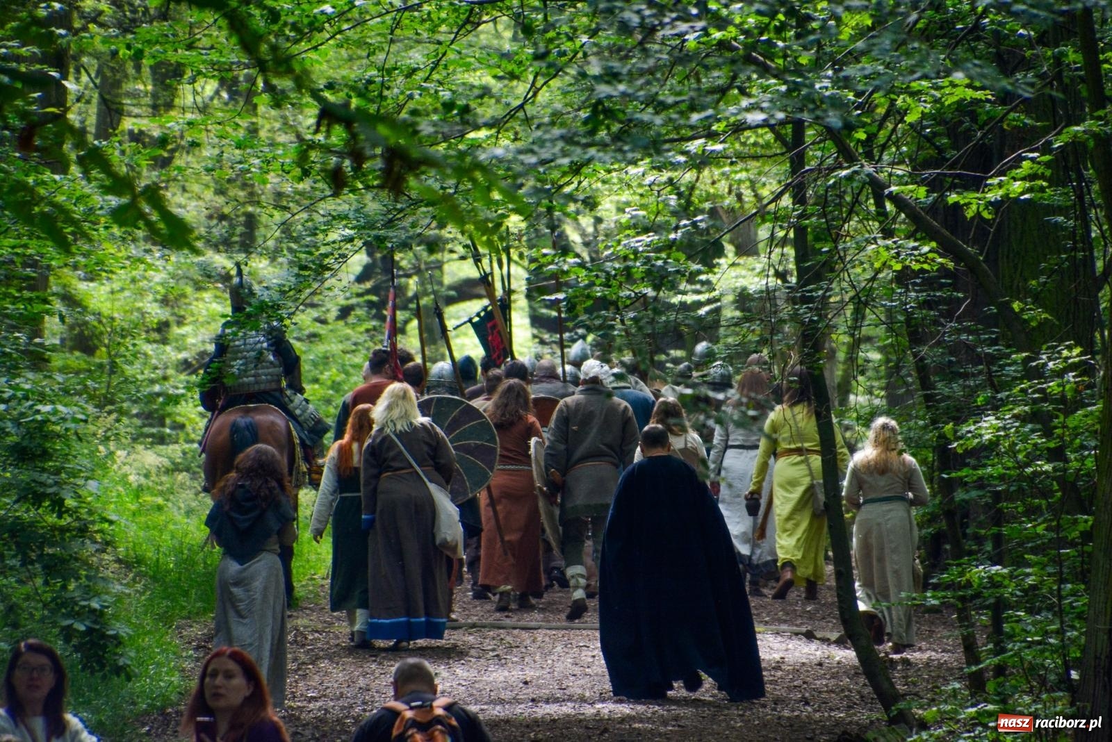 Zdjęcie w galerii na portalu naszraciborz.pl: Manewry średniowiecznych wojów w lesie Obora [FOTO i WIDEO] wiadomości z regionu