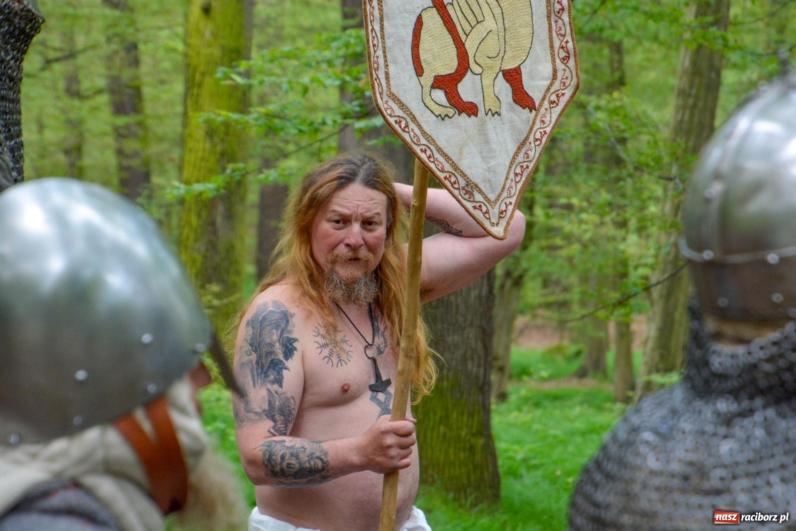 Zdjęcie w galerii na portalu naszraciborz.pl: Manewry średniowiecznych wojów w lesie Obora [FOTO i WIDEO] wiadomości z regionu