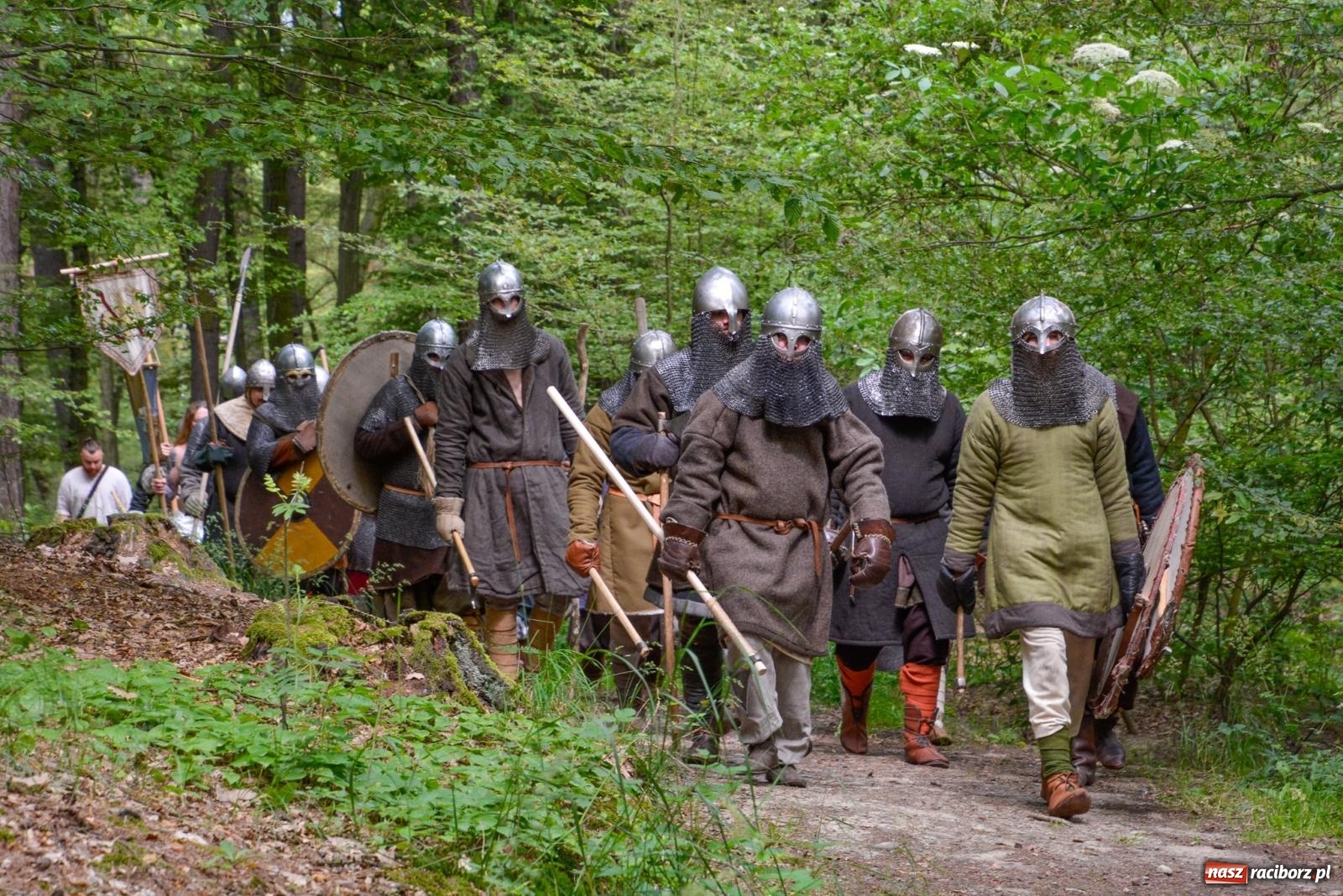 Zdjęcie w galerii na portalu naszraciborz.pl: Manewry średniowiecznych wojów w lesie Obora [FOTO i WIDEO] wiadomości z regionu