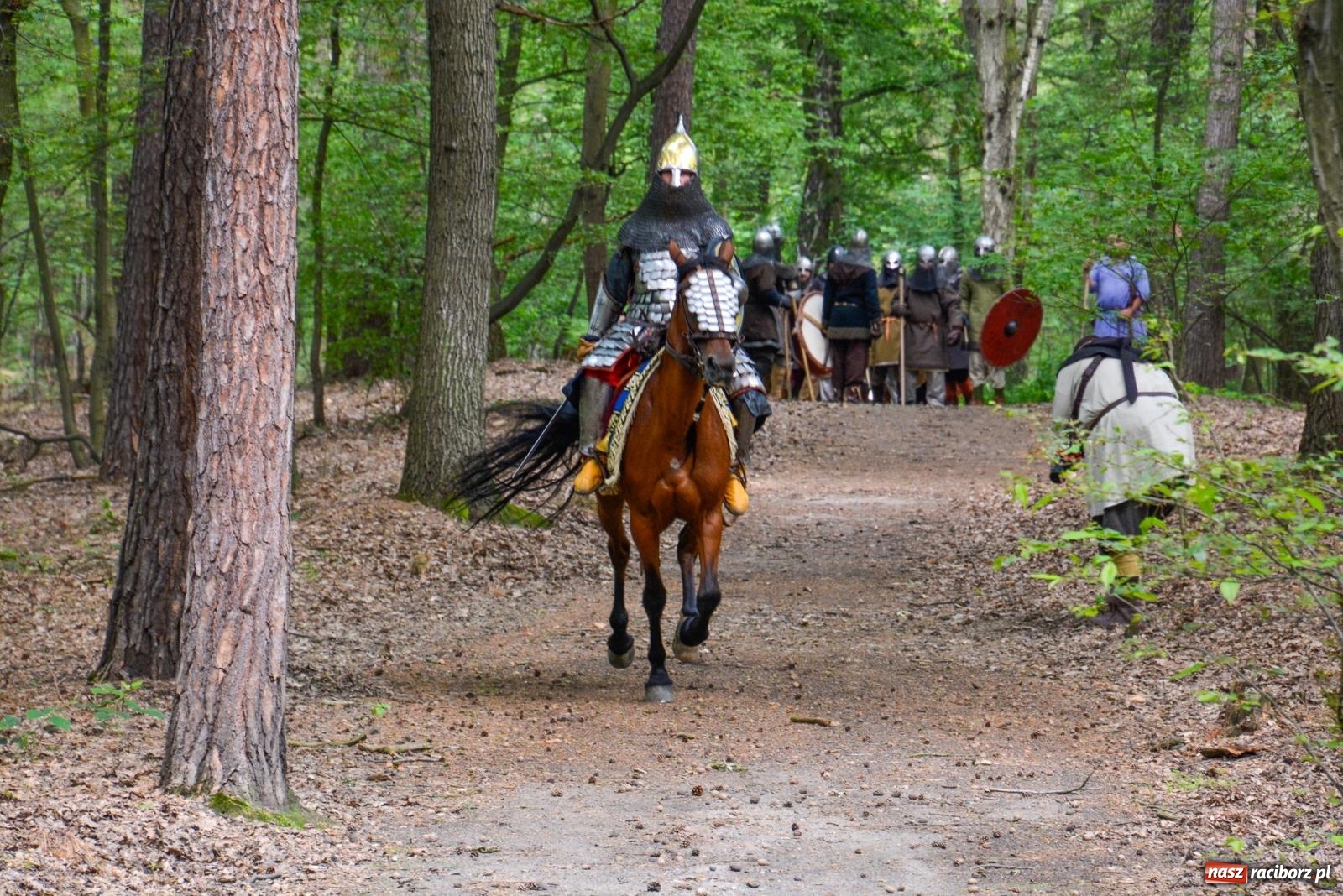 Zdjęcie w galerii na portalu naszraciborz.pl: Manewry średniowiecznych wojów w lesie Obora [FOTO i WIDEO] wiadomości z regionu