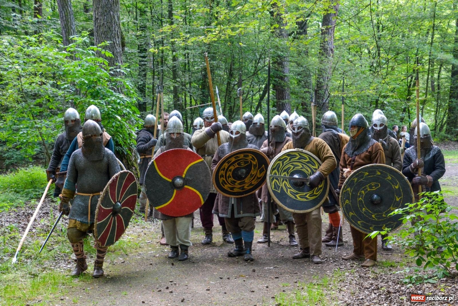 Zdjęcie w galerii na portalu naszraciborz.pl: Manewry średniowiecznych wojów w lesie Obora [FOTO i WIDEO] wiadomości z regionu
