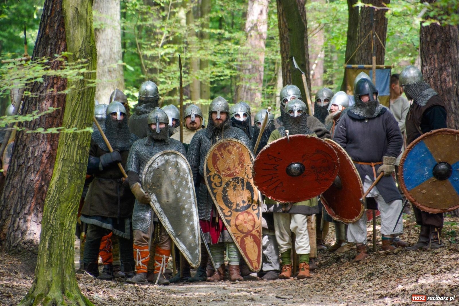 Zdjęcie w galerii na portalu naszraciborz.pl: Manewry średniowiecznych wojów w lesie Obora [FOTO i WIDEO] wiadomości z regionu