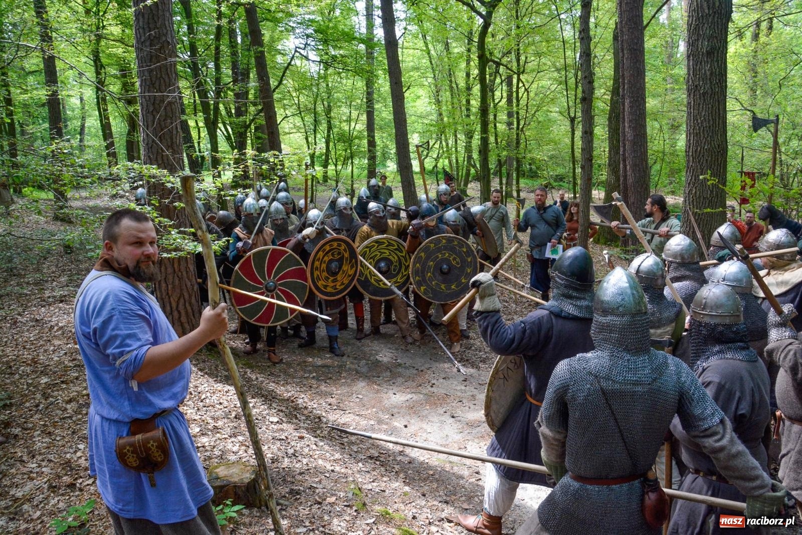 Zdjęcie w galerii na portalu naszraciborz.pl: Manewry średniowiecznych wojów w lesie Obora [FOTO i WIDEO] wiadomości z regionu