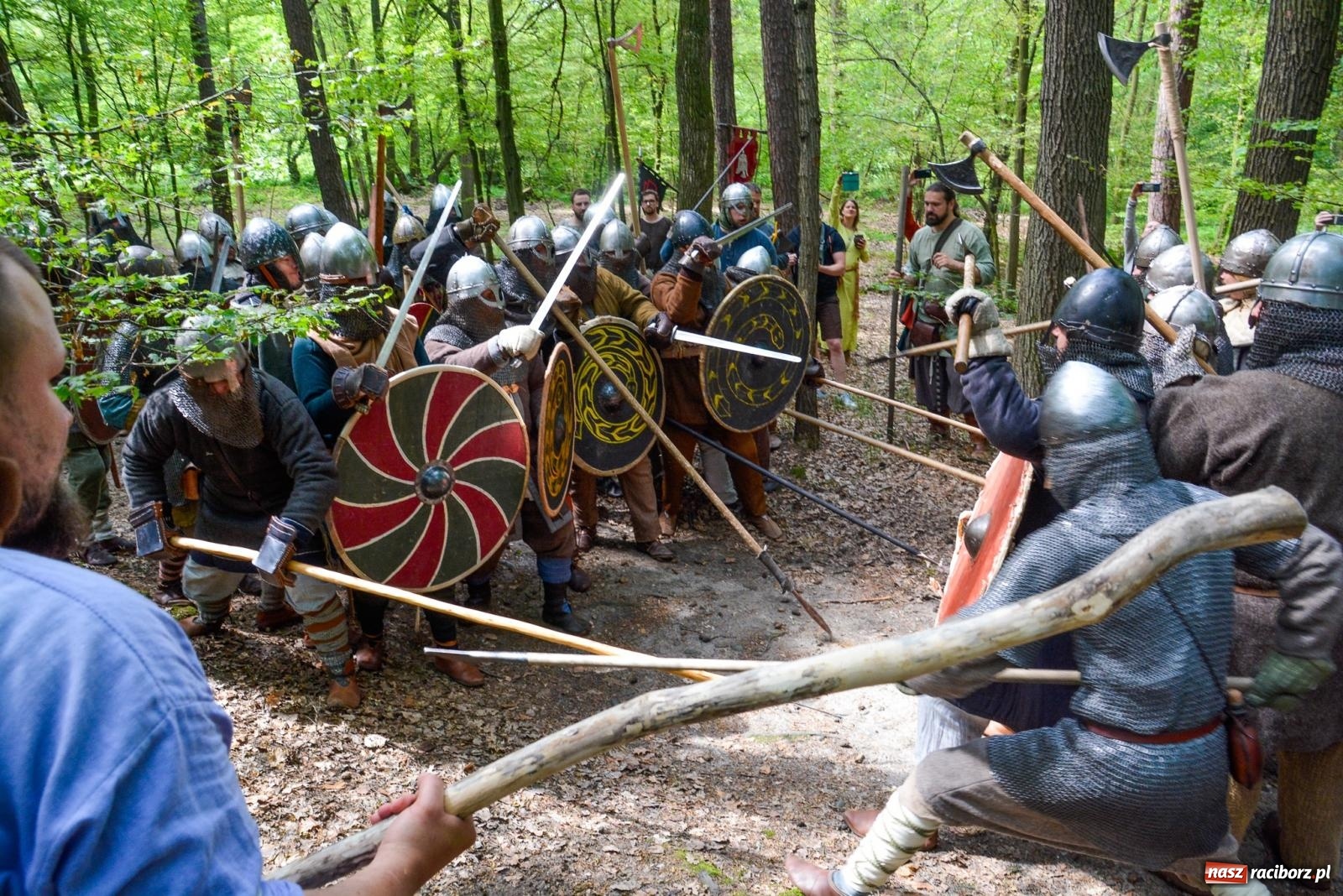 Zdjęcie w galerii na portalu naszraciborz.pl: Manewry średniowiecznych wojów w lesie Obora [FOTO i WIDEO] wiadomości z regionu