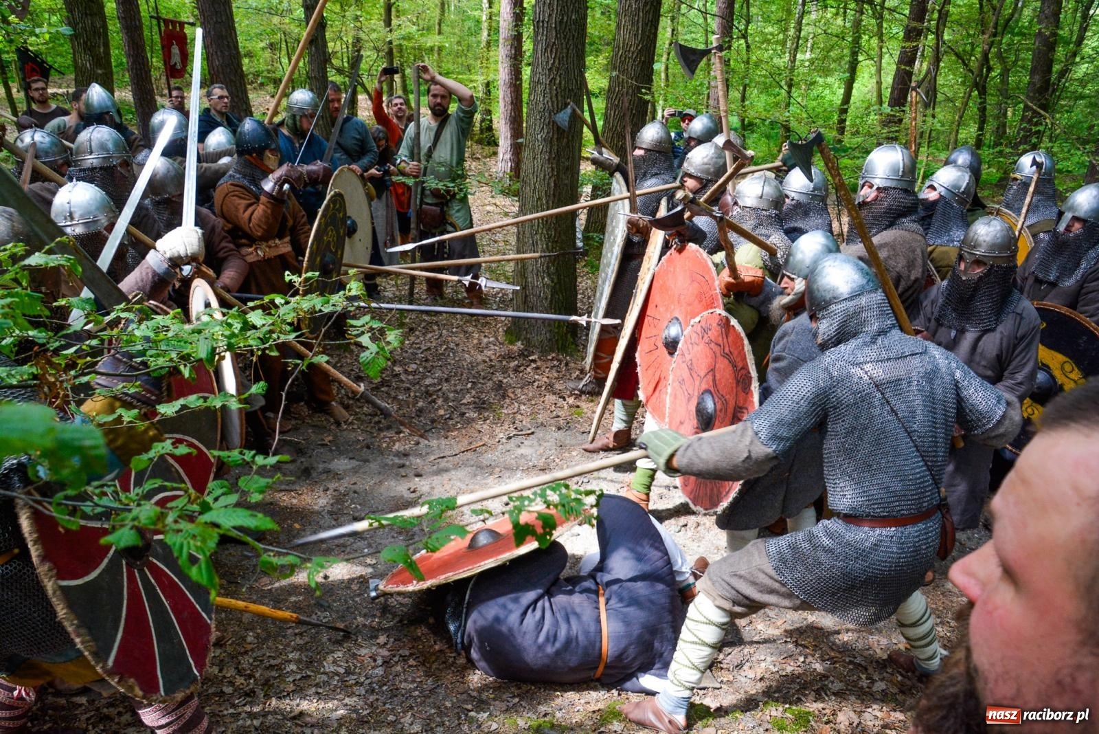 Zdjęcie w galerii na portalu naszraciborz.pl: Manewry średniowiecznych wojów w lesie Obora [FOTO i WIDEO] wiadomości z regionu