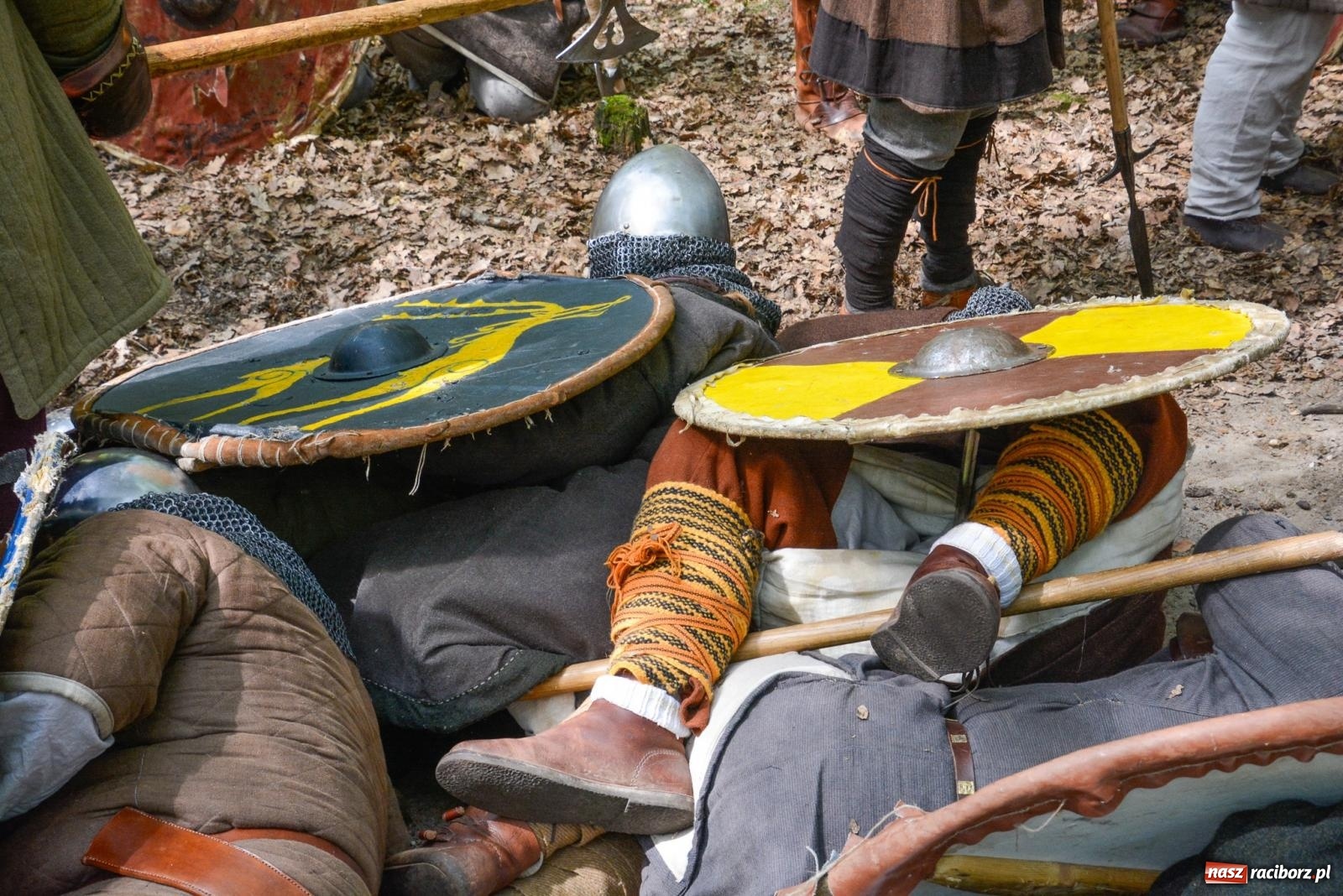 Zdjęcie w galerii na portalu naszraciborz.pl: Manewry średniowiecznych wojów w lesie Obora [FOTO i WIDEO] wiadomości z regionu