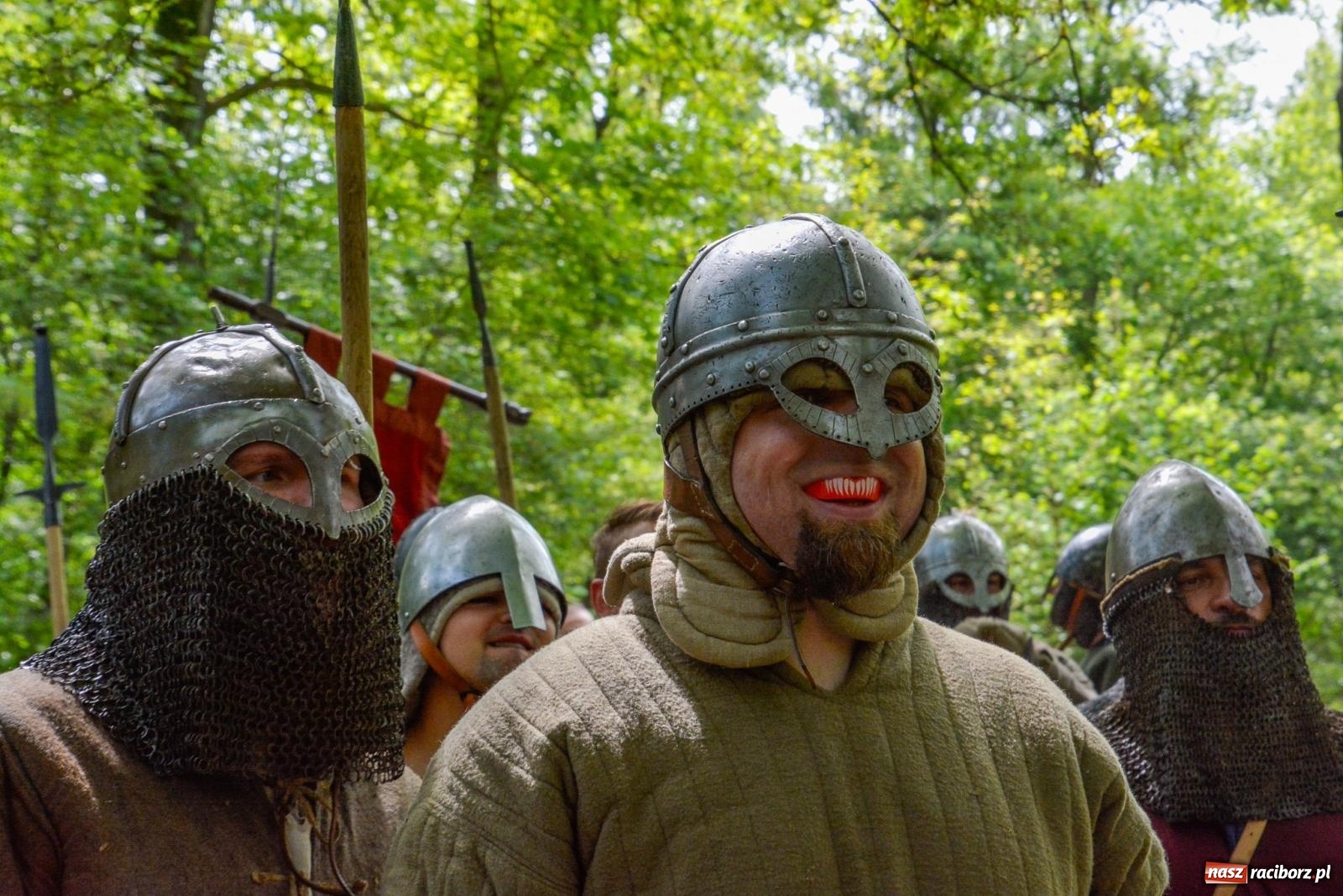 Zdjęcie w galerii na portalu naszraciborz.pl: Manewry średniowiecznych wojów w lesie Obora [FOTO i WIDEO] wiadomości z regionu